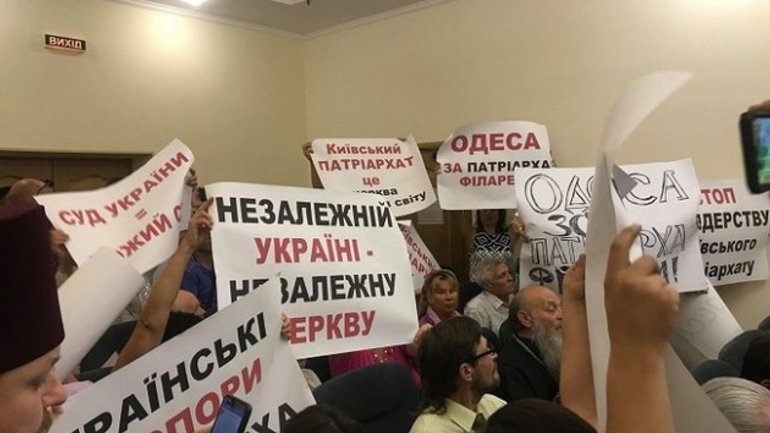 «Вільні слухачі» зірвали засідання суду у справі УПЦ КП проти Мінкульту - фото 1