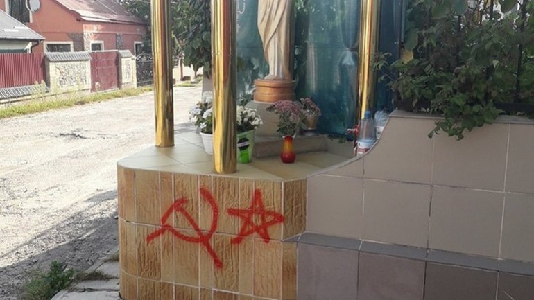 У Львові вандали розмалювали статую Богородиці комуністичними символами - фото 1