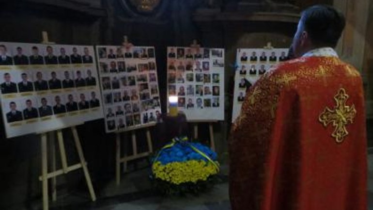 В гарнизонном храме Львова и в Киеве помолились за погибших защитников Украины - фото 1