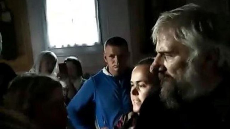 У мережі з’явилося відео, як на Рівненщині священник УПЦ МП кидається на людей - фото 1