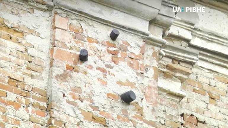 Снаряди в стіні – муляжі, - священник костелу у Клевані заборонив забрати предмети, схожі на артснаряди - фото 1