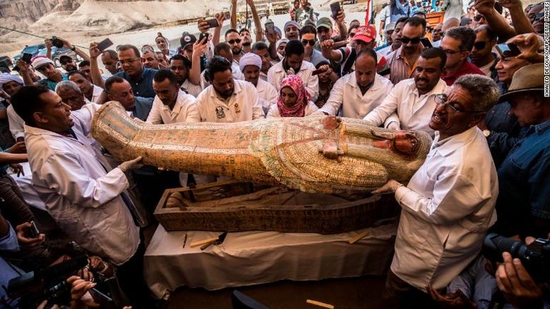 У Єгипті відкрили 30 стародавніх саркофагів з муміями, яким 3000 років - фото 1