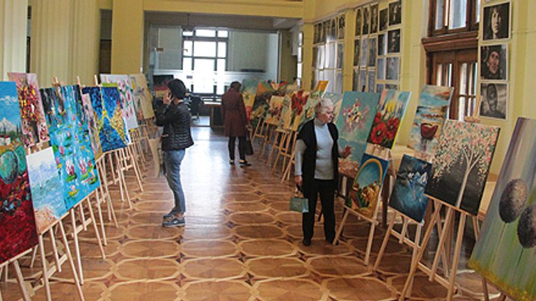 За підтримки Карітас-Київ у КМДА відкрилась виставка картин, які створили особи з інвалідністю - фото 1