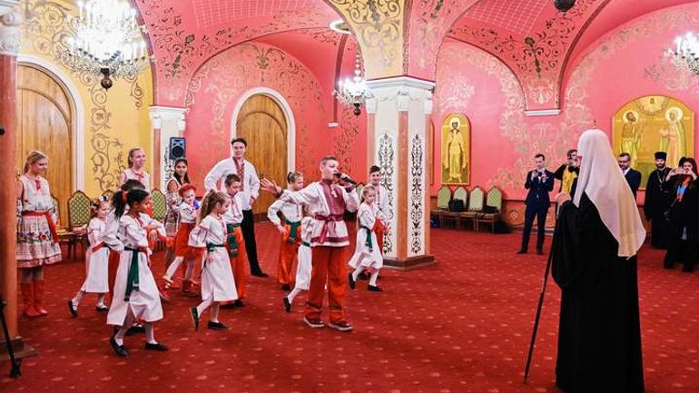 УПЦ МП організувала дитяче костюмоване шоу для Патріарха Кирила - фото 1