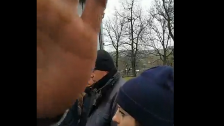 На Буковині представники УПЦ МП перешкоджали журналістці вести відеозйомку - фото 1