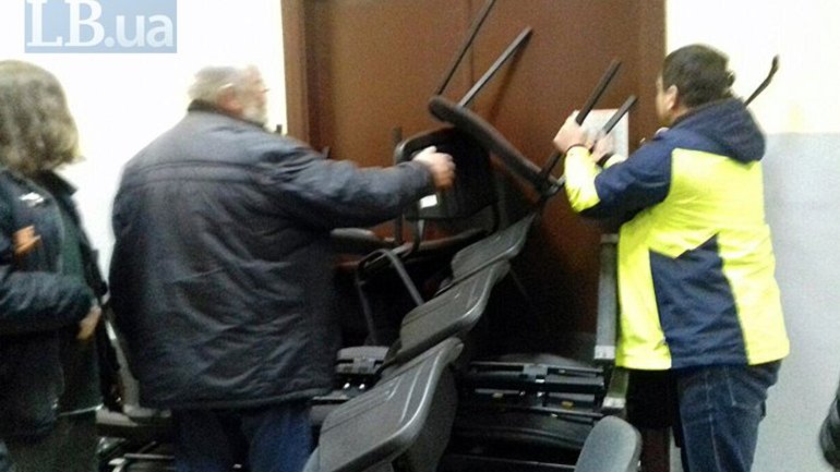 Прихильники владики Філарета виламали двері у будівлі суду - фото 1