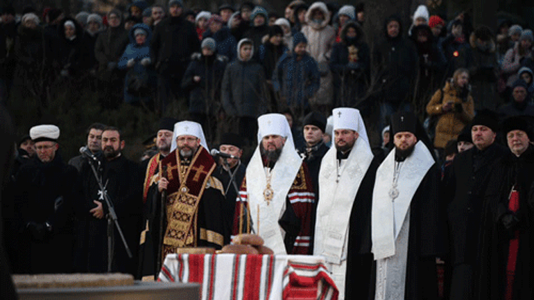 Власти Украины и руководители Церквей и религиозных организаций приняли участие в панихиде по умершим от Голодомора - фото 1