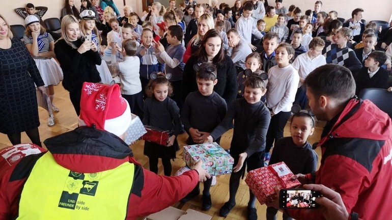 «Різдвяний конвой» привіз в Україну 36 тисяч подарунків для потребуючих дітей - фото 1