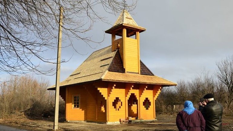 В прифронтовой Карловке волонтеры завершили строительство православного храма - фото 1