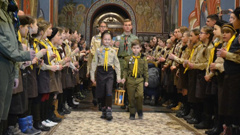 The Christmas mission of the youngest: how Ukrainian scouts bring Peace Light to soldiers on the front-line - фото 1