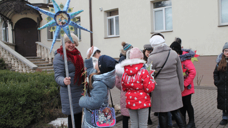 В Івано-Франківську встановлено рекорд України з кількості Різдвяних зірок - фото 1