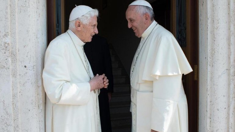 Угроза двоепапия. Как "пенсионера" Бенедикта XVI используют против Франциска (рос.) - фото 1