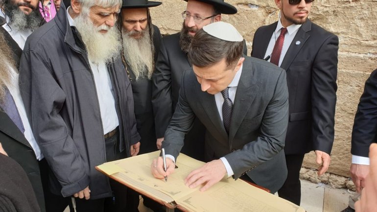Volodymyr Zelenskyy visited the Wailing Wall and joined the prayer for peace in Ukraine - фото 1