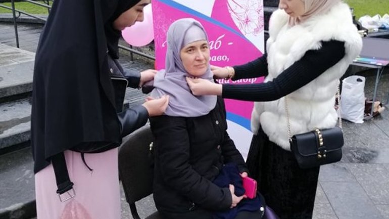 У Львові мусульманки вчили всіх охочих правильно зав'язувати хіджаб - фото 1