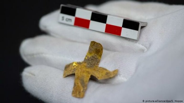 Археологи відкопали нерозграбовану середньовічну  могилу з золотими хрестами - фото 1