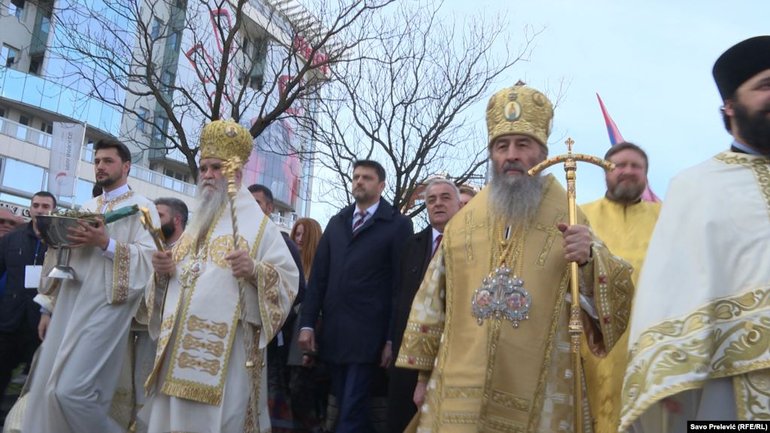 Митрополит Онуфрий вместе со сторонниками Сербской Церкви пикетировал администрацию президента Черногории - фото 1