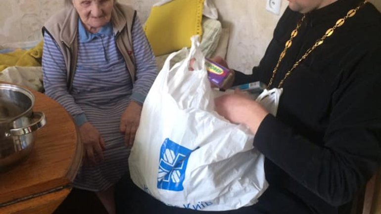 У Київській архиєпархії УГКЦ продуктами та ліками допомагають одиноким літнім людям - фото 1