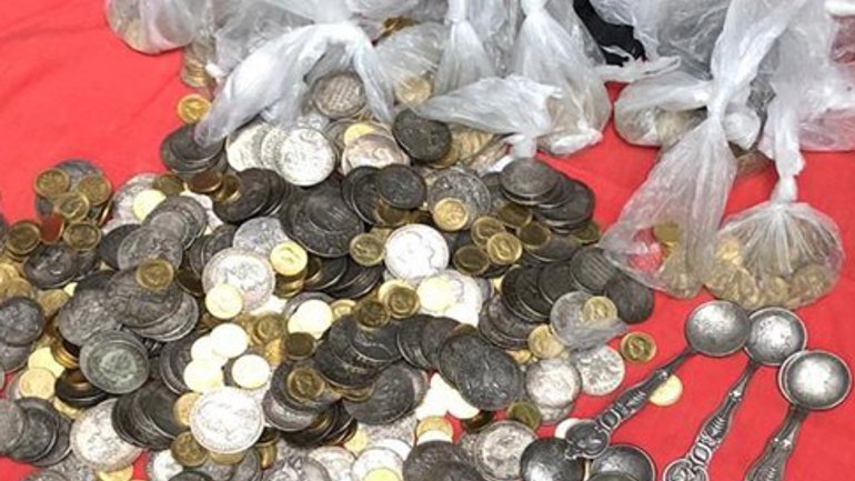 Аферисты выманили у священнослужителя Киево-Печерской лавры 500 тыс. грн. за фальшивые монеты - фото 1