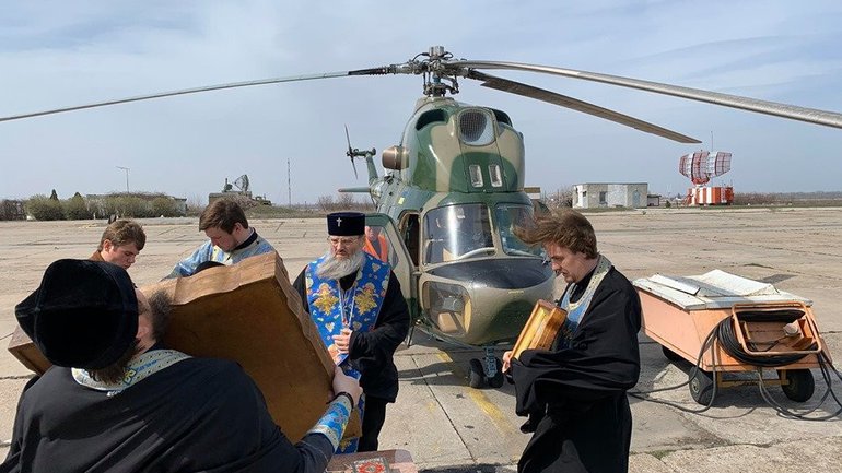 Священники УПЦ МП облетели на вертолете Запорожье, читая  молитву - фото 1