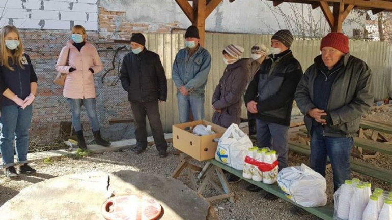 Працівники Карітасу пригощають безпритульних обідами в умовах карантину - фото 1