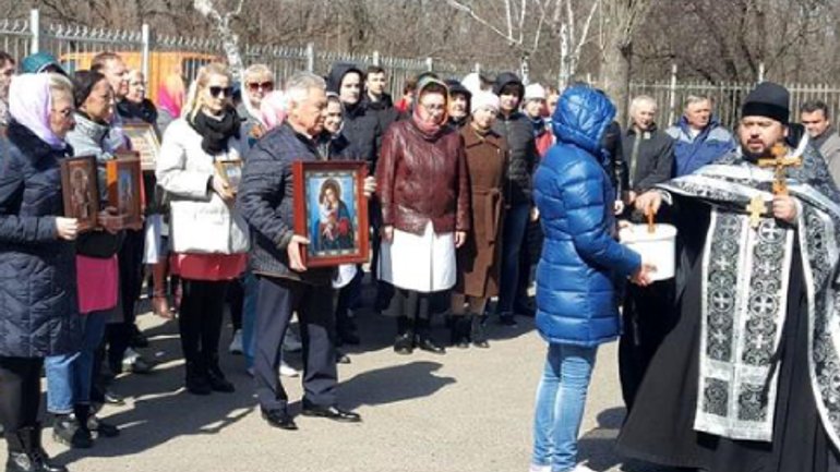 В окупованому Луганську медиків зібрали на молебень проти коронавірусу - фото 1