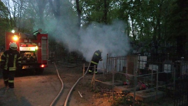 У Києві невідомі підпалили Байкове кладовище - фото 1