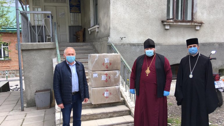 Архиєреї ПЦУ привезли до Почаєва гуманітарну допомогу - фото 1
