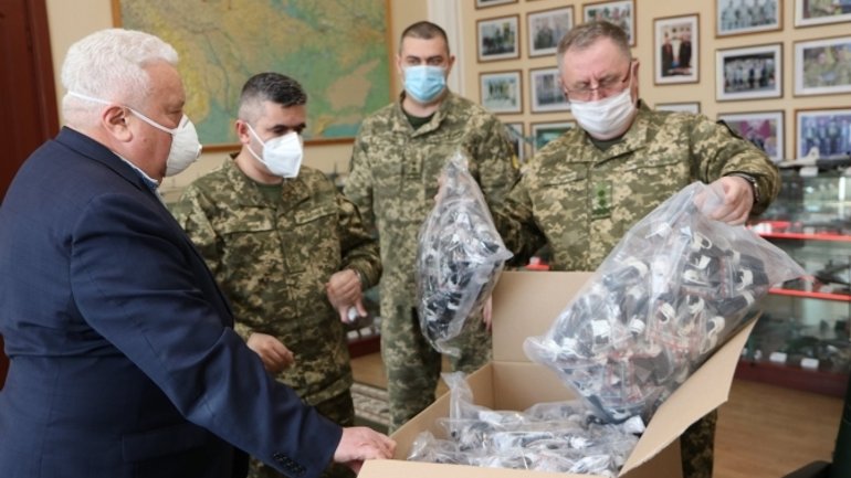 Церква закупила тисячу медичних масок для Національної академії сухопутних військ у Львові - фото 1