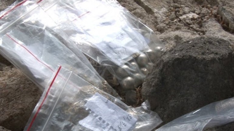 На руїнах церкви Ужгородського замку археологи знайшли старі монети і хрестик - фото 1