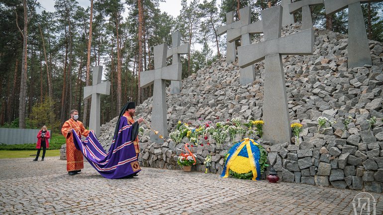 Священнослужителі УПЦ МП вшанували пам’ять жертв політичних репресій - фото 1