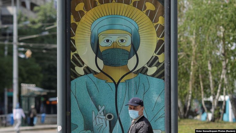 Румунська Православна Церква обурилася через плакати із зображенням лікарів в образі святих - фото 1
