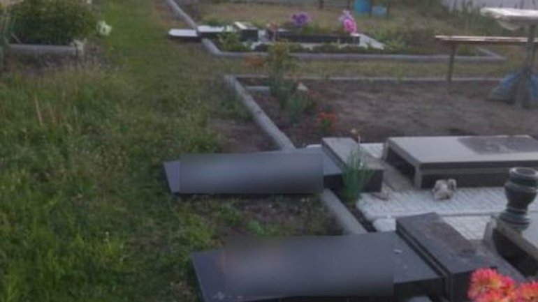 Діти віком від 6 до 11 років влаштували погром на цвинтарі - фото 1