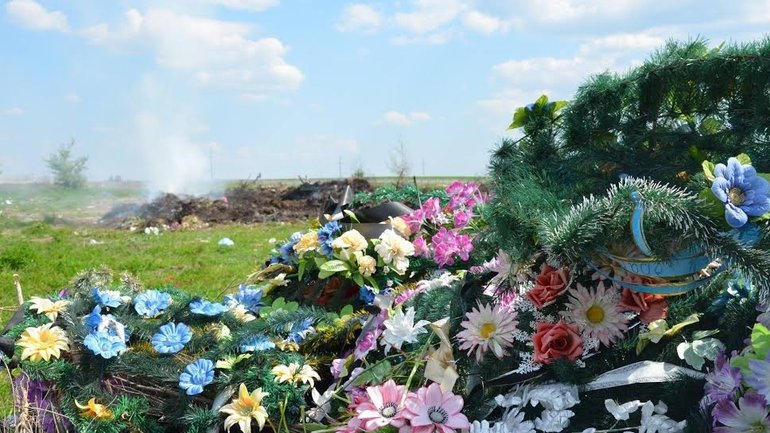 Пластик на кладовищі - фото 1