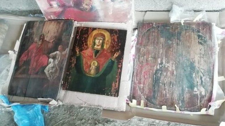 Закарпатські митники попередили вивезення старовинних ікон з України - фото 1