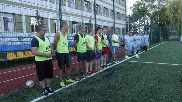 У Мукачеві священики та військові зіграли товариський футбольний матч: рахунок здивував - фото 1