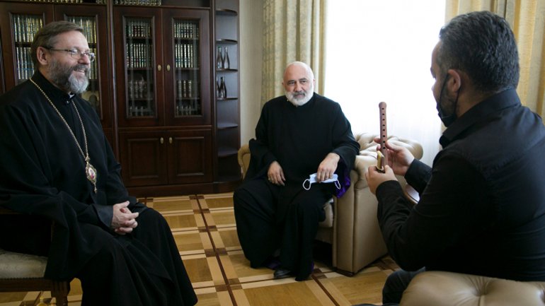 Bishop of Armenian Apostolic Church made Head of the UGCC a present of the duduk - фото 1