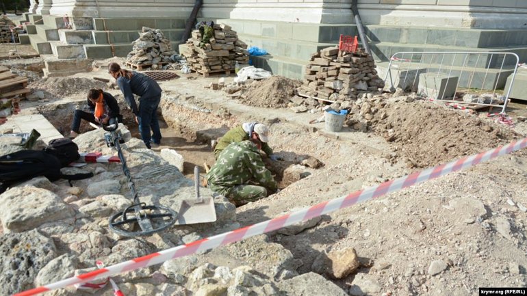 У Херсонесі біля стін Володимирського собору проводять незаконні археологічні розкопки - фото 1