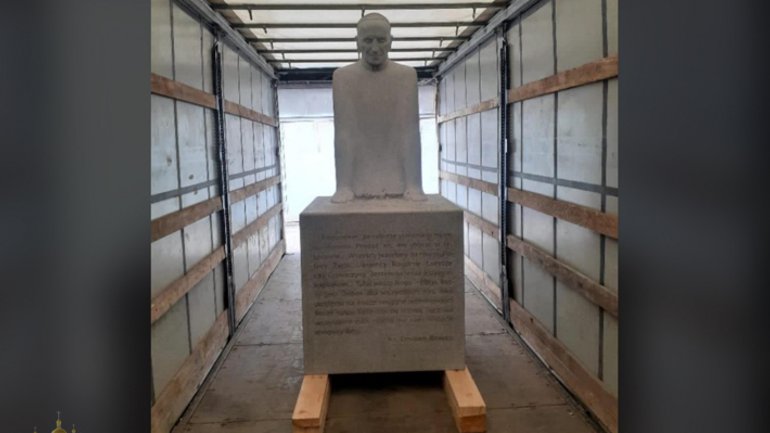 Пам’ятник пароху Майданека Омелянові Ковчу вже прямує до Любліна - фото 1