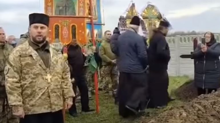 "Хто благословляв агресора?" Священики УПЦ МП після незручних запитань пішли з похорону загиблого на Донбасі воїна - фото 1