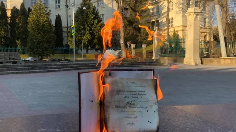 Викладач УКУ спалив диплом кандидата наук на знак протесту щодо "науковця" Киви - фото 1