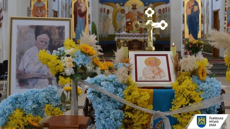 In Lviv, the relics of St. John Paul II displayed for veneration - фото 1