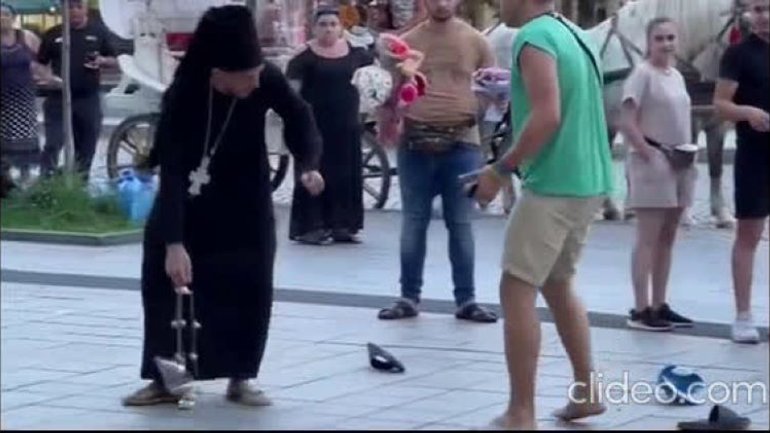 Зняв провокативне відео у центрі Львова у рясі священика - може потрапити у поліцію - фото 1