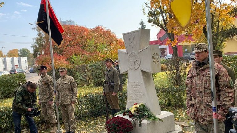 У Києві відкрили пам’ятний хрест захисникам України - фото 1