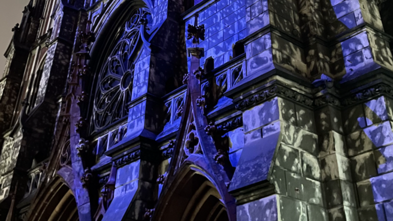 Костел святого Миколая в Києві підсвітили фіолетовим кольором - фото 1