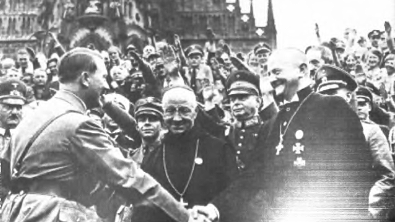 Адольф Гитлер приветствует рейхсепископа Л.Мюллера в Нюрнберге, сентябрь 1934 - фото 1
