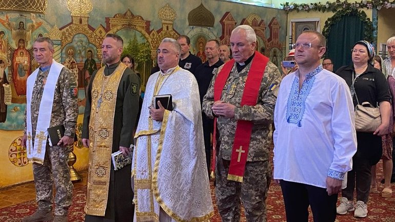 Священники, побывавшие в российском плену, провели совместный молебен в Одессе - фото 1