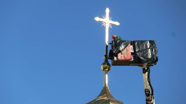 В Софии Киевской вернули крест на Трапезную церковь - фото 1