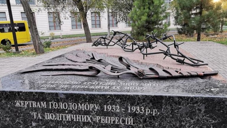 В Мариуполе оккупанты демонтировали памятник жертвам Голодомора, назвав его «символом дезинформации» - фото 1
