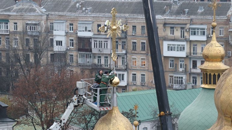 На Софії Київській встановили хрест, який впав від вітру перед війною - фото 1