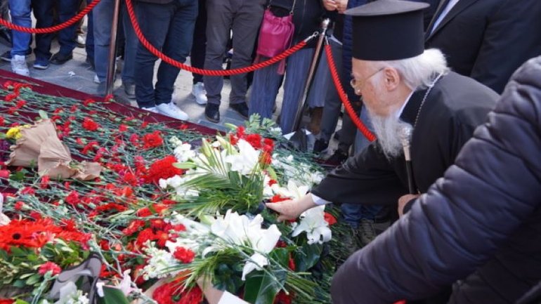 Патриарх Варфоломей посетил место взрыва в центре Стамбула - фото 1